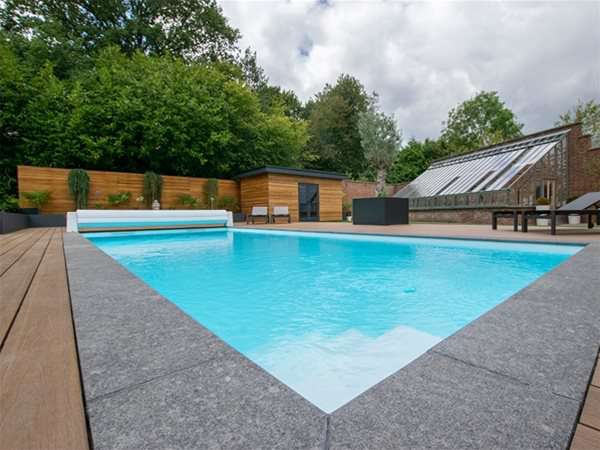 Niveko pool with roldeck automatic pool cover.