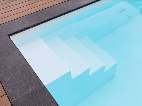 Steps in one piece swimming pool.