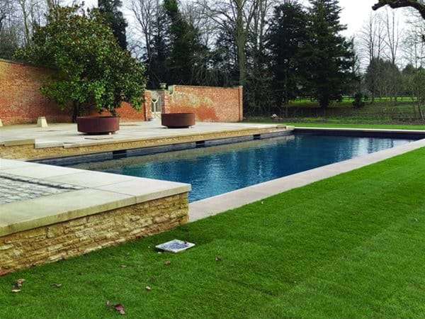 Roldeck pool cover installed for Nicolson.